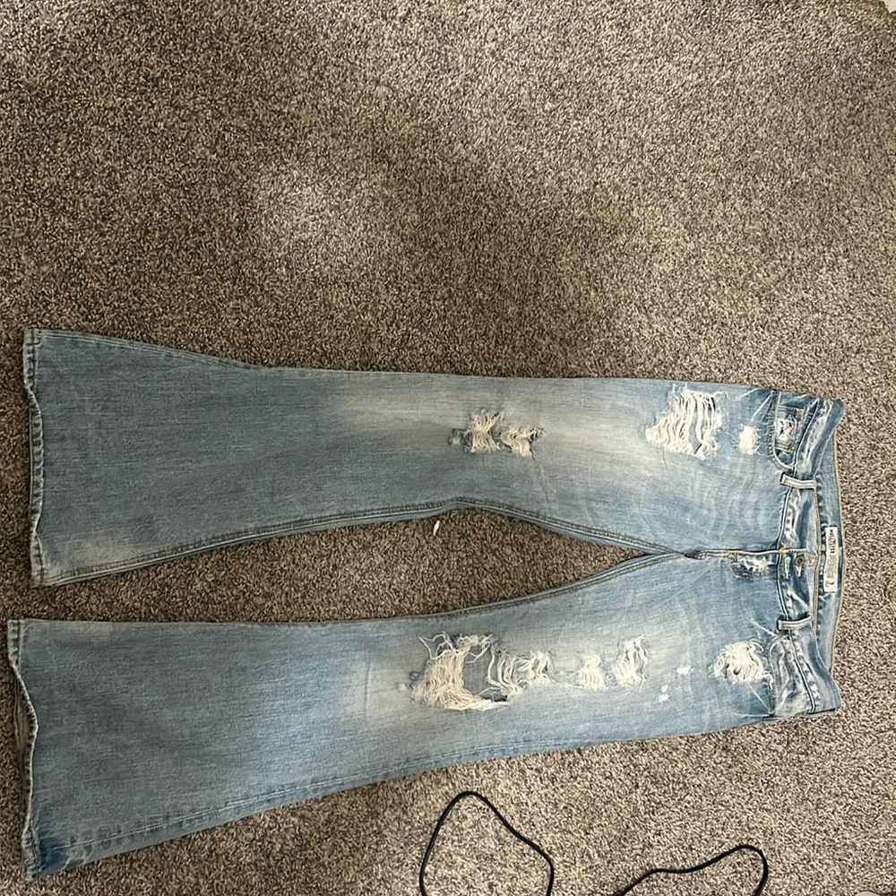 Hollister jeans size 7 flare like new bought them a there too small.